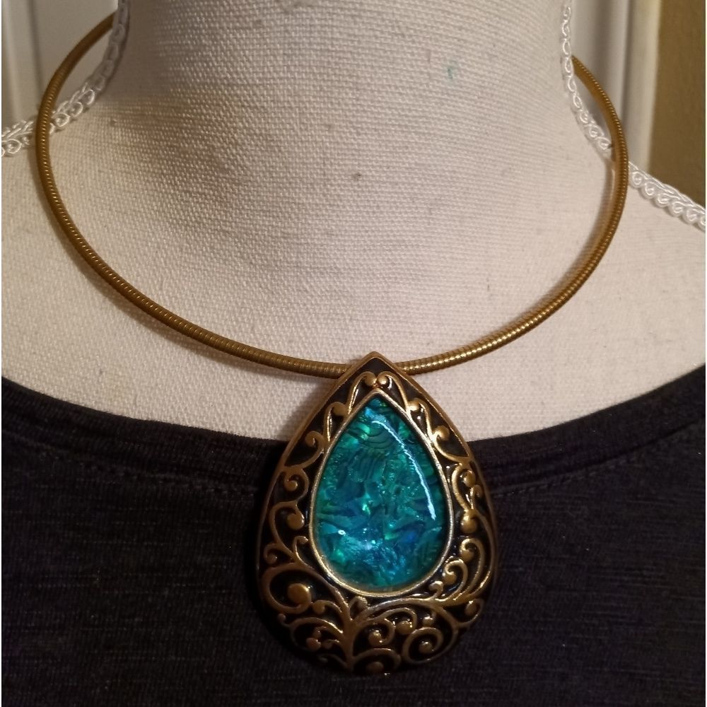 Beautiful Teardrop Scroll Cobochon Choker Necklace